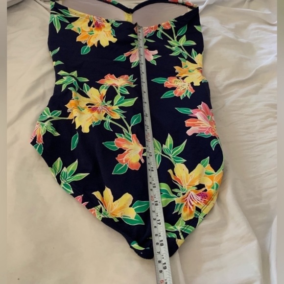 Tommy Bahama® Sun Lilies Twist Front
Shirred Bandeau One Piece size 8 - Picture 10 of 11